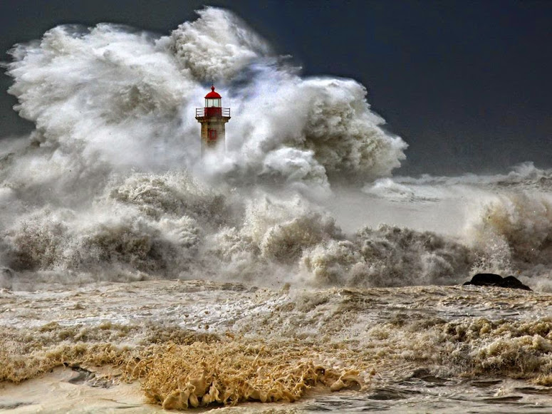 stormy-seas-portugal