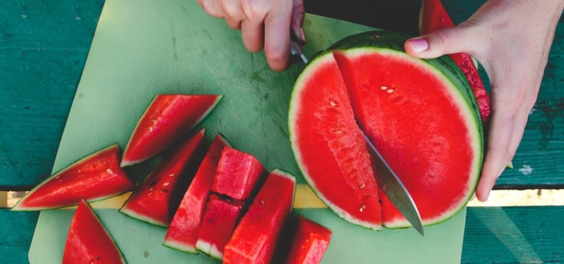 WatermelonSlicingOnCuttingBoard-850x400