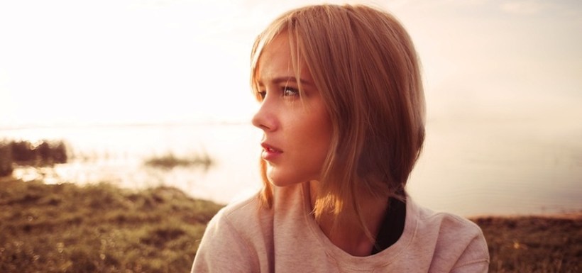 BlondeGirlWithAdrenalFatigue-850x400