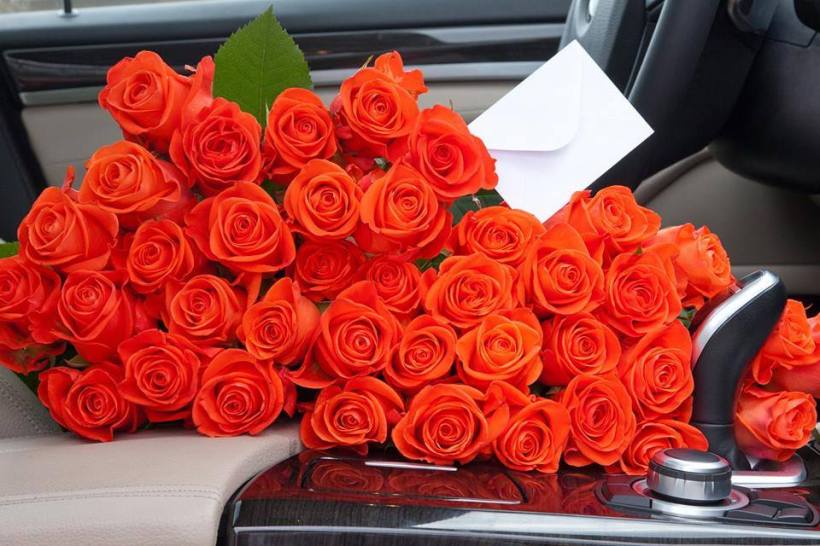 2doz_roses_car