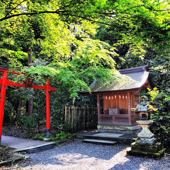 Japanese_garden_shrine