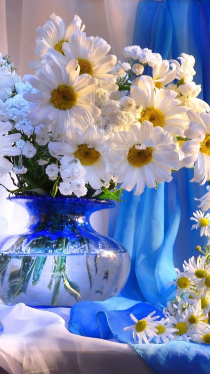 blue-vase-daisies